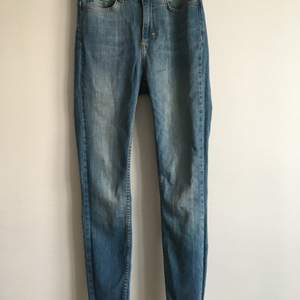 Jeans från Twist&Tango med hög midja och smala ben. Endast provade.  Storlek 25, innerbenslängd 69 cm.  98% bomull 2% elastan   Fint skick! Hittar inget att anmärka på.   300 kr 