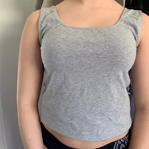 Top i storlek S - En fin grå topp i storlek S❤️kan mötas upp vart som i Kungälv ❤️
