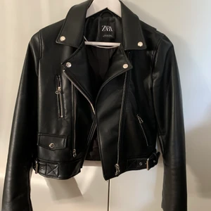 Skinnjacka ZARA - Säljer min skinnjacka från Zara som är i storlek S. Jackan är i fint skick men säljer på grund av att den inte kommer till användning!                                                                             Kan mötas upp i Örebro/Arboga, kan också skicka men köparen står för frakt. 