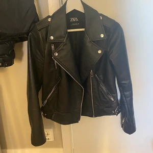 Skinnjacka zara - Sjukt fin skinnjacaka feån zara i stl S❤️❤️