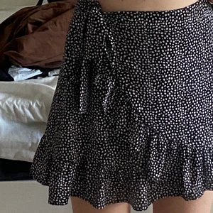 Kjol med volang  - Svart kjol med vita prickar. Köpt på new yorker. Kan mötas eller posta.