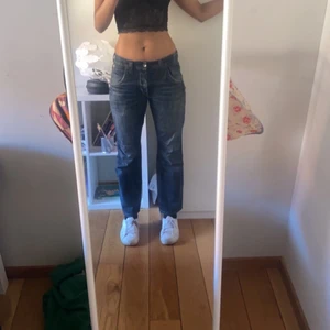Snygga lågmidjade byxor - Blåa lågmidjade Dad Jeans från ett okänt märke. Sitter snyggt men lite korta på mig (jag är 172cm). Osäker på storleken men skulle gissa runt 38/40