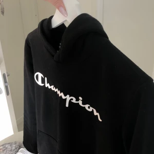 Svart champion hoodie  - Svart champion hoodie med snygga detaljer på luvan, stl XL barn stl men jag har stl S och den sitter jättebra! Fint skick!🤍🤍