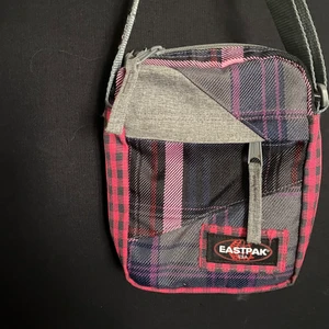 Eastpak väska - Eastpak väska som är använd vid få tillfällen. Säljer pga flytt så måste rensa!! Köparen står för frakten💜