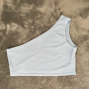 Topp - Säljer en snygg blå topp perfekt till sommaren! Använd en gång. 