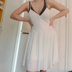 Vit klänning  - Jäääättesöt klänning med en helt underbar kjol!! Så så himla fin med speciell rygg (ignorera min BH). Passar perfekt till studenten! Priset är inkl frakt 🥰