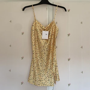 Sommarklänning 💕 - Säljer denna gula fina sommarklänningen från Hello Molly i storlek Small. Den är aldrig använd och lapp finns kvar 😇    Budgivning sker i kommentarerna💕 om fler bilder önskas skriv till mig så skickar jag 🥰