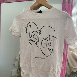T-shirt - Supercool artsy t-shirt med coolt tryck. 