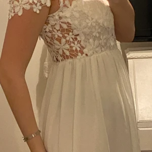Vit klänning  - Väldigt fin vit klänning passande till student eller skolavslutning, använd endast en gång vid avslutning. Väldigt bra skick. Rökfritt men djur finns i huset.