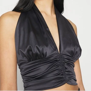 Topp från ginatricot  - (Lägger ut igen då den andra annonsen togs bort) Säljer denna topp då den endast kommit till användning en gång. Den är i storlek L men då man justerat banden själv så passar den även mig som i vanliga fall är en xs-s. Mycket populär topp som är slutsåld!! Skriv privat för fler bilder! startbudet börjar på 125 kr! Ord pris 300kr