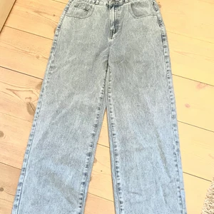 Helt nya jeans - ljus blå wide leg jeans i helt nyskick! aldrig använda utan bara testade. 2 knappar och en dragkedja har byxorna. De är ganska långa typ L32. meddela vid intresse för köp eller frågor. 