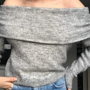 Jätte fin stickad grå offshoulders tröja, säljs då en inte används längre men väldigt fint skick!🙃💗