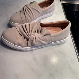 Slip ons  - Säljer dessa slip ons från DASIA. Fint skick!💕