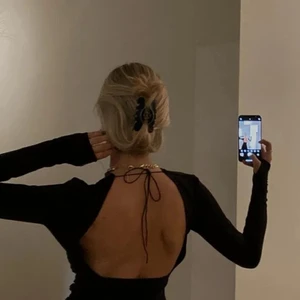 Topp med öppen rygg - Helt slutsåld tröja ifrån Hanna Schönberg x NA-KD som jag köpte i höstas. Endast använd en eller 2 gånger så den är som ny. Storlek xxs men den sitter perfekt på mig som har xs i vanliga fall 💗 