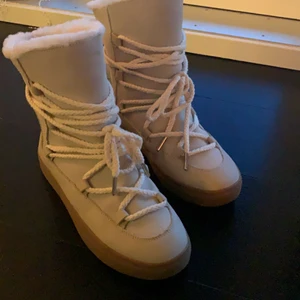 Skor - Inuikii likande skor, väldigt fina och varma💞💞 storlek 40 men passar 38,5- 39 också 