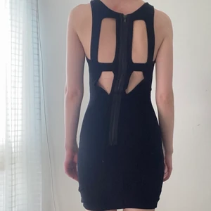 Svart klänning från Gina tricot - Mjuk och tight svart klänning från Gina tricot. Ryggen har dragkedjedetaljer. 