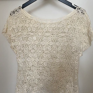 Vit spetströja - Perfekt med ett vitt linne under, eller en fin BH. Skriv om du vill se fler bilder ☁️