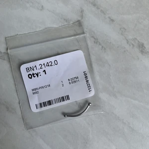Piercingsmycke Banan, crazy factory  - Nyinköpt piercingsmycke. Silvrig banan i kirurgisk stål. Säljer eftersom jag skickade hem fel storlek. Kula: 2,0(mm) Materialtjocklek 1,2 (mm) Stavlängd:14(mm).  • 𝐅𝐫𝐚𝐤𝐭 𝐢𝐧𝐫𝐚̈𝐤𝐧𝐚𝐭 𝐢 𝐩𝐫𝐢𝐬𝐞𝐭! • 📩🤍   