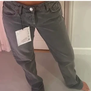 Zara jeans - Populära och helt slutsålda jeans från zara i 40. Använda endast ett fåtal gånger då jag tycker de är för stora på mig. Buda från 400, köp direkt för 600!💓