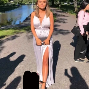 balklänning  - Från DM retro som jag köpte på plick men som jag tyvärr inte fick använding av , därav använd 1 gång. Den hade tre lösa trådar (se bild 3) när jag fick den, men det är knappt något som syns. Banden går att knyta på olika sätt fram o bak. Skriv gärna vid intresse så kan man få fler bilder Nypris: 1299kr (1a & 2a bilden lånad av hon jag köpte den av, hon är 162 cm men den passade även mig som är 169 + klackar)