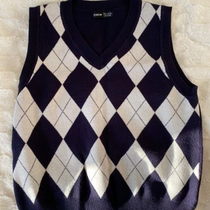 Blå vit väst - En trendig blå vit väst som man kan ha på tröjor eller t-shirts, passar bra med wide jeans! Använd bara en gång.