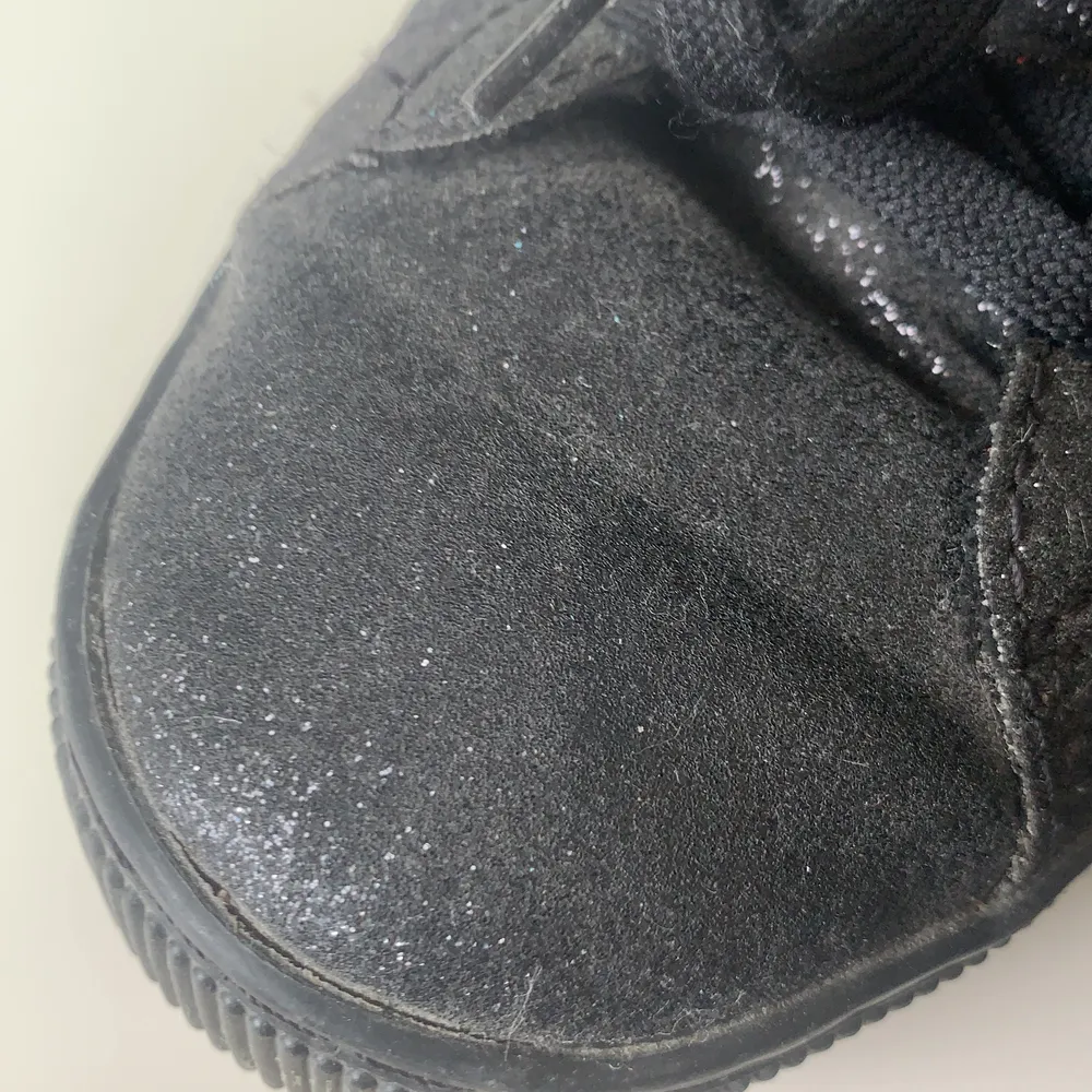 Glittriga puma skor i strl 37 svarta används ett fåtal gånger säljer för att dem inte passar             kontakta mig för mer information . Skor.