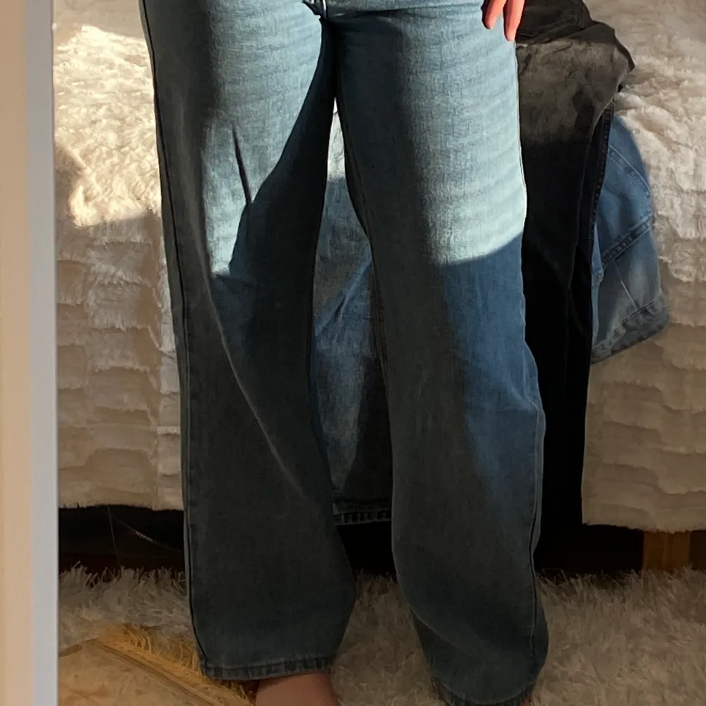 Ett par trendiga blå wide jeans som ser lite olika ut på bilderna pågrund av ljuset men de är super vackra och passar verkligen till ALLT! Säljer de då de är lite för tajta på mig!. Jeans & Byxor.
