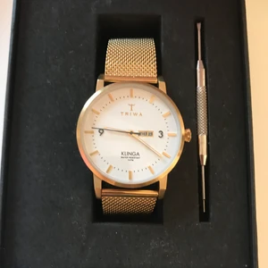  Klocka från Triwa, aldrig använd  - Fin guldig klocka från Triwa! Har aldrig använt den förutom på en fotografering,  den är så gott som orörd. 