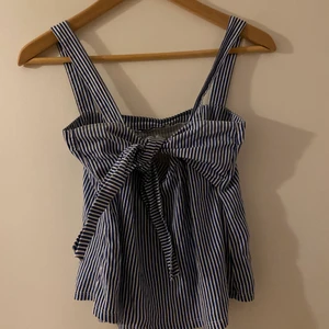 Blå/vit zara topp - Otroligt söt randig topp från zara! Passar perfekt inför sommaren. Storlek S, men skulle säga att den är mer som en XS.  ☺️