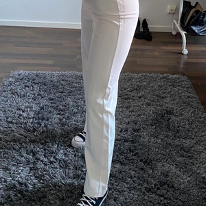 kostymbyxor - Vita byxor från bikbok med dragkedja vid höften. Frakt tillkommer. 