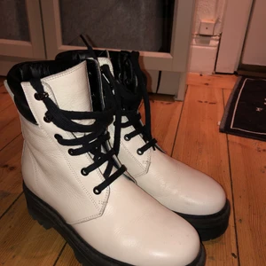 Rizzo  - Vita rizzo skor, köpta på NK 