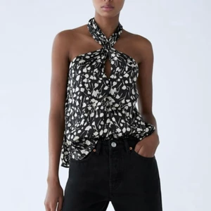 Zara topp - Säljer denna superfina toppen från zara! Så fin nu till sommaren❤️❤️❤️❤️Aldrig använd. HÖGSTA BUD: 230kr!