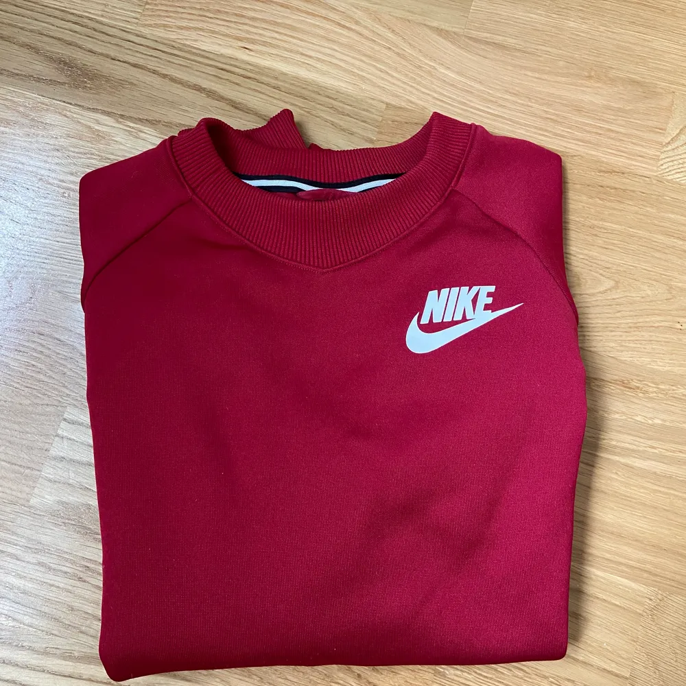 Säljer min röda Nike sweatshirt eftersom den inte kommer till användning. Sparsamt använd och i fint skick. Den har vit/svart/gröna sträck under armarna. Storlek S. Köparen står för frakten. 150kr🌸. Tröjor & Koftor.