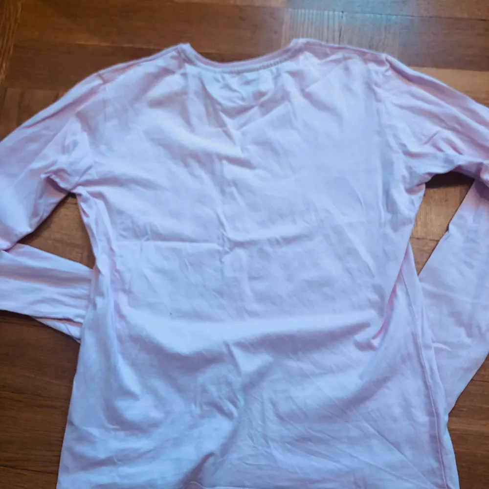 En rosa gant tröja i superfint skick. Den är knappt använd och som ny. Storlek 158-164/13-14 år och passar bra som xs. Köparen står för frakt och färgen gör sig bäst på första bilden💞. Toppar.