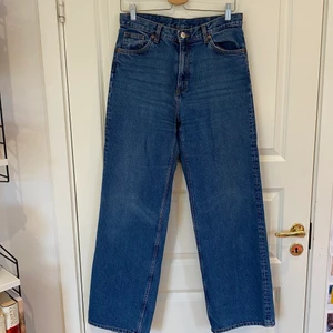 Mörkablå jeans från Monki, modellen YOKO - Mörkblåa jeans från Monki i modellen YOKO, i storlek 29