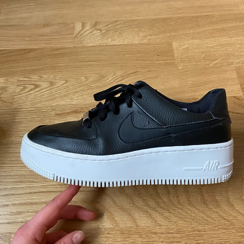 Säljer mina Nike Air force 1 i skinn imitation. 👟 Använda 3-5 gånger eftersom jag får ont av dom. Superfint skick! St 38. Pris går att diskuteras vid snabb affär!!💫 Köparen står frakten 📦 nypris ca 1199kr. (Storleken är ganska liten, skulle säga att den passar 36,5-38). Skor.