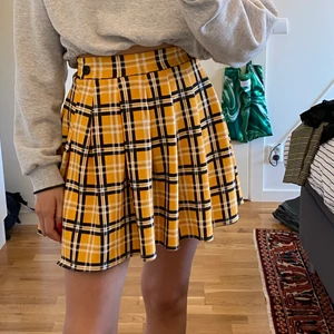 Clueless Kjol - 90 tals inspirerat kjol! Clueless vibes ✨✨ Använt 1 gång! Har en hög slit på sidan 