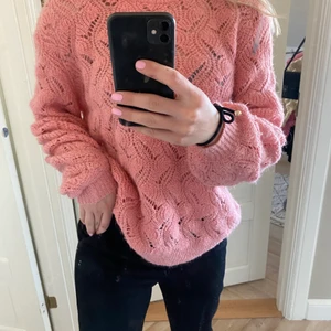 Stickad tröja  - Stickad helt oanvänd tröja från Åhléns från SOAKED, storlek s men passar mig bra som har m. Om många är intresserade=budgivning. Köparen står för frakt. Nypris på tröjan=500kr