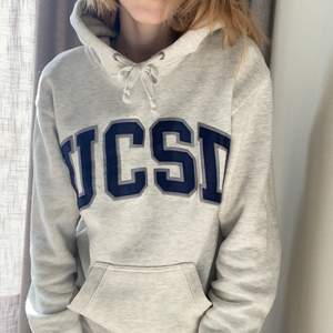 Lägger upp igen för köpare svarar ej. University Collage of San Diego-tröja. Ljusgrå i fint skick, köpt på San Diego universitet. 💕 Storlek XS-S