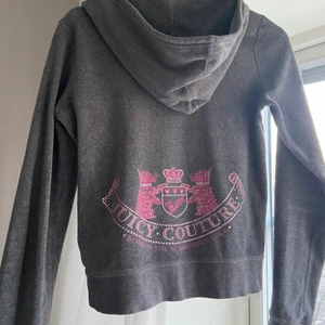 juicy couture hoodie - Grå hoodie i velour i bra skick. Små slitningar i fickorna men inget som syns och går att så till om man har ork. Tröjan är i storlek M men är mer som en S. Passar både M/S och tröjan är sparsamt använd. Vid ev frakt står köparen för frakten. Pris kan diskuteras vid snabb affär✨🤍 Nypris 1000kr