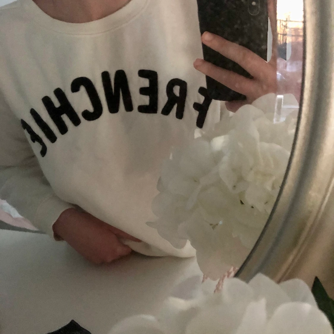 Vit sweatshirt med text