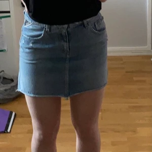 Jeans kjol  - super snygg blå jeans kjol från märket Replay, nypris 1199kr Stolek W25  - köparen står för frakten