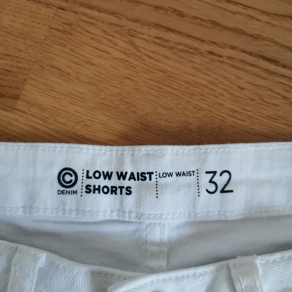 Low waist shorts från Cubus. Storlek 32 / XXS / XS . Shorts.