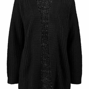 Stickad kofta  - En jätte mysig stickad kofta som passar till allt, köpt från boohoo. Det finns en liten defekt på koftan men det är inget som syns i verkligheten 