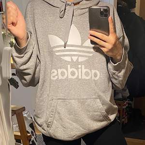 Grå adidas hoodie i storlek 36. Mycket gott skick och otroligt skön och cool 🤍💜