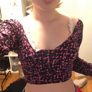 Croptop - Lila rosa crop top som ja brukar använda off shoulder men går att använda på andra sätt också!! Pris kan diskuteras💕 stretchiga material 