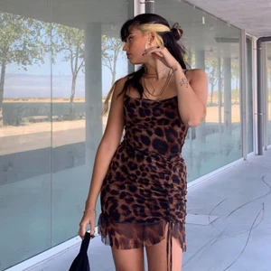 Klänning - Leopardmönstrad klänning i mesh, från Prettylittlething. Knytningen vid benet går att justera så klänningen blir antingen kortare eller längre. Aldrig använd (lånade bilder!)