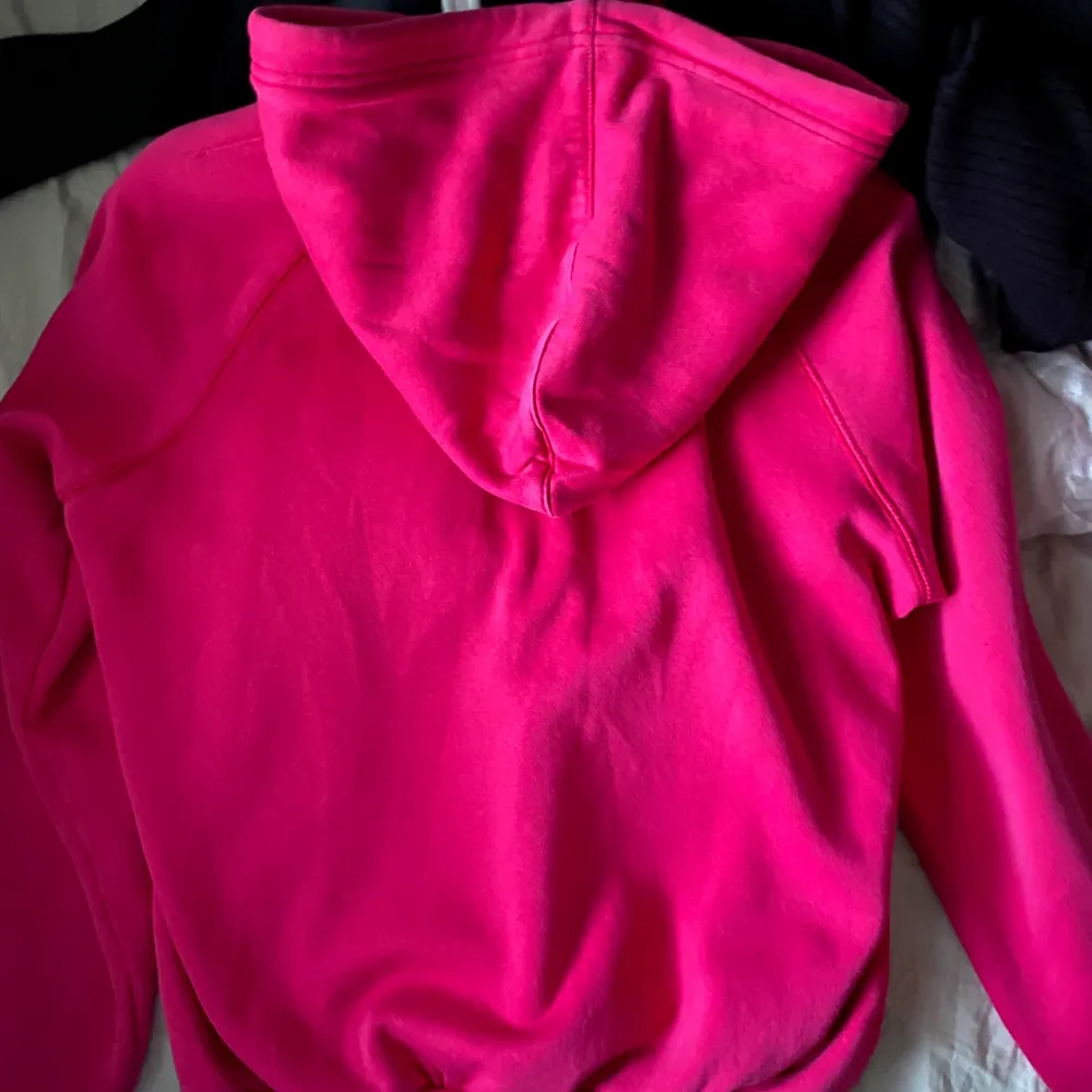 säljer en superfin nike zip hoodie som är rosa💖 Den är köpt på secondhand. Det står att det är storlek L men skulle säga att det är ett S/M. Den är inte nopprig eller så. Hoodies.