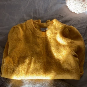 Stickad ulltröja - Säljer denna fina stickade tröja som är som nu från hm! Har använt den Max tre gånger och är i ett helt nytt och fint skick. Den passar en med XS-S