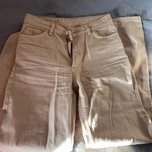 Monki jeans - Säljer dessa monki jeansen! De är i en hudfärgad/beige färg! Har använt de några gånger men inte alls mycket. Det är i ett väldigt bra skick. Dessa är i storlek 24 som motsvarar en XS. 